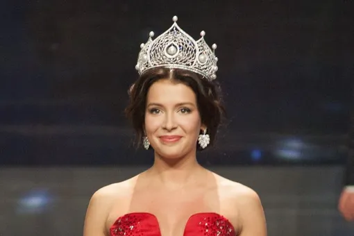 «Невероятная девочка!» «Мисс Россия-2015» в шелковом платье собирает комплименты