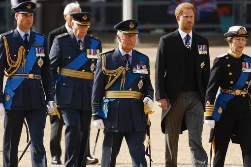 Принц Уильям, король Карл III и принц Гарри 14 сентября
