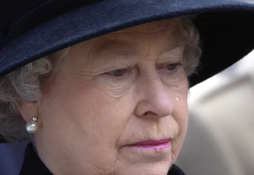 Королева Елизавета II слезы