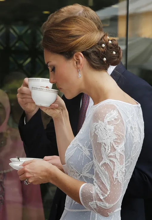Принцесса Уэльская Кейт Миддлтон пьёт чай