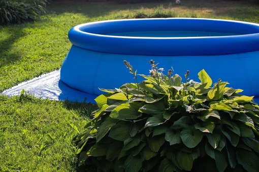 Лучше всего устанавливать бассейн на даче на ровном и солнечном месте