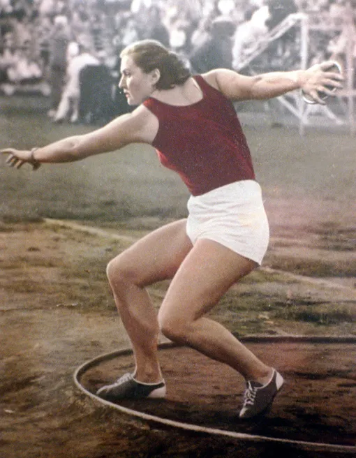 1952 год. Выступает Нина Пономарева