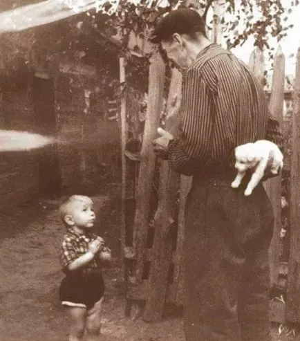 Сын ждет подарка от папы, 1929 год