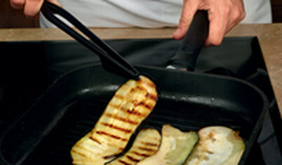 Картофель очистите и отварите до готовности. Баклажаны нарежьте и смажьте маслом. Жарьте на сковороде-гриль с двух сторон.
