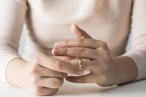Каждая 3-я женщина снимает обручальное кольцо перед собеседованием, и вот почему