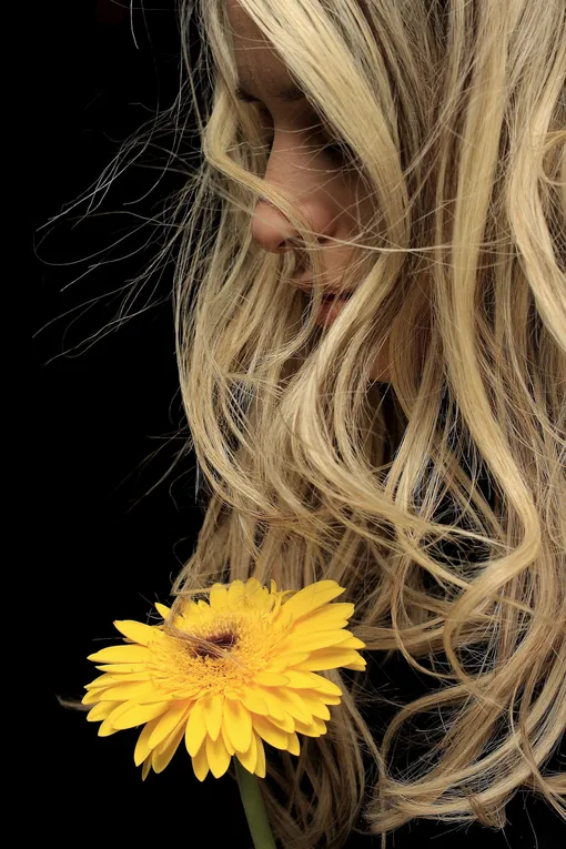 Светлые волосы и желтый цветок