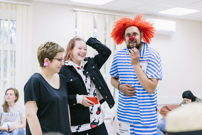 Нюта Федермессер и больничный клоун Константин Седов общаются с семьями