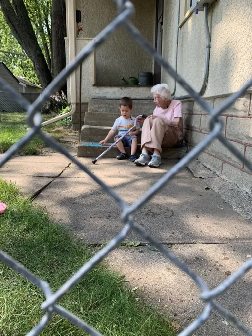 99-летняя женщина дружит с маленьким мальчиком