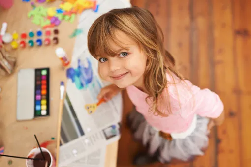 Мечтать, обнимать и разглядывать: 10 вещей, которые должны быть в детской комнате и понравятся ребёнку