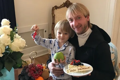 «Ребенка за руль?!» Евгений Плющенко встревожил подписчиков новым видео с шестилетним сыном