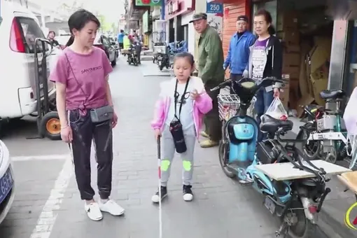 Слепая девочка из Китая сама ходит в школу — не зная, что мама идет за ней