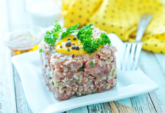Салат с солёными огурцами, яйцами и языком Салат с солёными огурцами, яйцами и языком