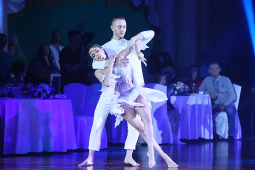 Делает «полицейский разворот» и не ест салат: 12 неизвестных фактов о танцорах Каташинских