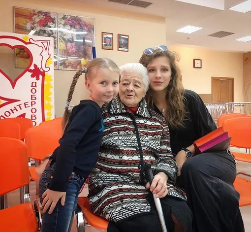Лиза Арзамасова и волонтер Даша в поездке в дом престарелых
