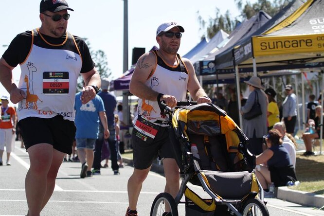Мужчина пробежал марафон с пустой коляской в память о мертворожденном сыне