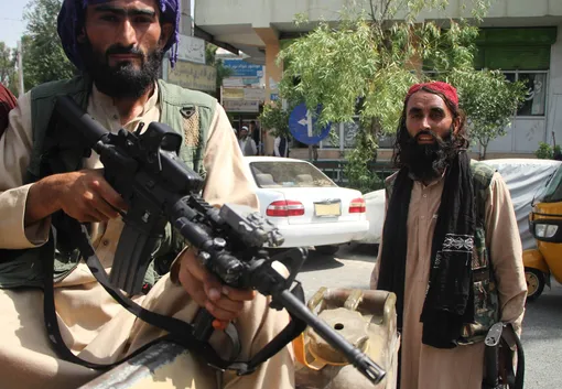 Вооруженные талибы (террористическая организация, запрещенная в РФ) на улицах Мехтарлама, Восточный Афганистан