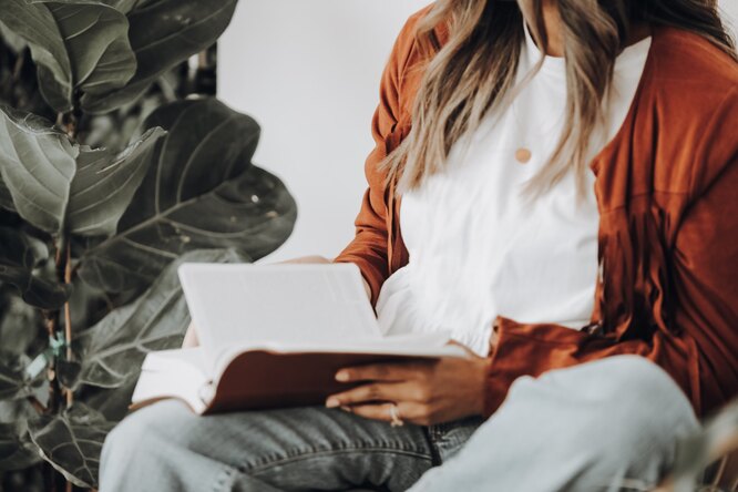 Девушка читает книгу Девушка читает книгу