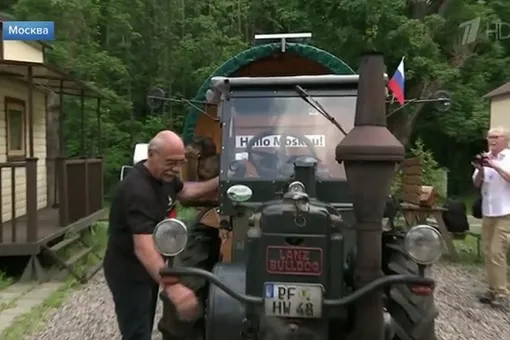 «Это любовь!» Немец проехал всю Европу на 82-летнем тракторе, чтобы попасть на ЧМ по футболу