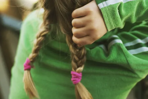 Цена привычки: у 11-летней девочки из желудка достали килограмм волос