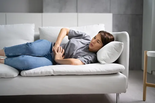 Женщина лежит на диване