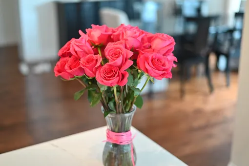 красивый букет из роз стоит на столе