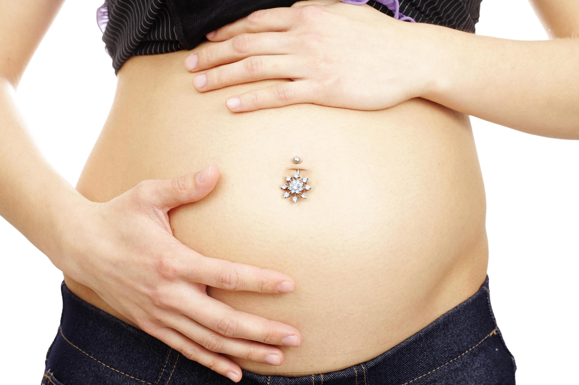Беременность боли выше пупка. Пирсинг пупка беременной. Беременный живот с пирсингом.