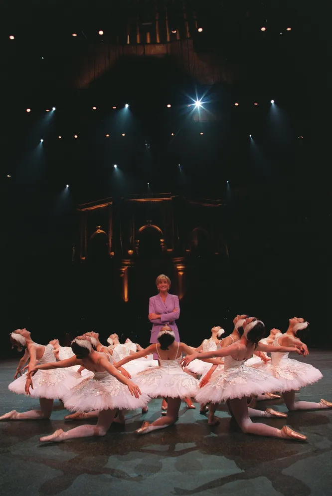 Диана, принцесса Уэльская, покровитель Английского национального балета, посетила труппу во время репетиций предстоящей постановки "Лебединого озера" в Королевском Альберт-холле.