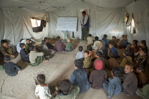 Временная школа при палаточном лагере в Кабуле, 2020 год