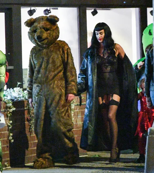 Брэдли Купер, одетый медведем, и Ирина Шейк по дороге на вечеринку, посвященной Хэллоуину