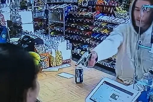 Продавщица продуктового магазина избила грабителя с пистолетом