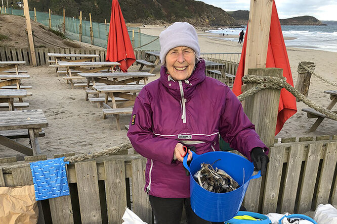 70-летняя женщина ради внуков очистила 52 пляжа от мусора
