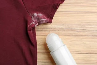 Как убрать следы дезодоранта с одежды?