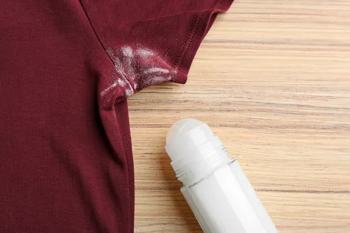 Как убрать следы дезодоранта с одежды?