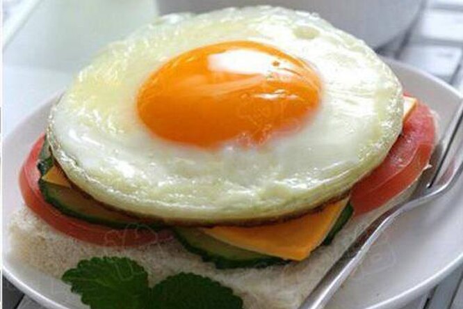 Лайфхак: как сделать идеально круглую яичницу на обычной сковороде
