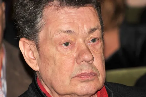 «Он почти не может дышать»: сын Николая Караченцова рассказал о состоянии отца