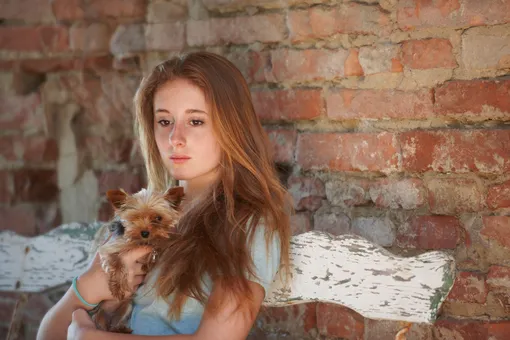 Девочка-подросток с собачкой