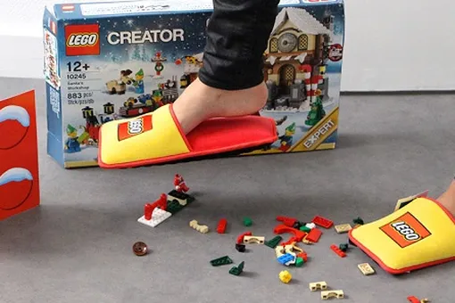 Lego выпустил тапочки, в которых не больно наступать на кубики