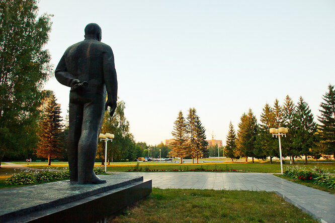 Памятник Юрию Гагарину - ромашка в руке