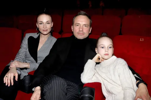 Анна Снаткина с мужем и дочерью