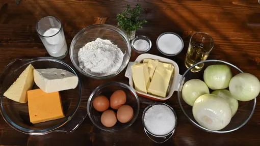 Рецепт немецкого лукового пирога «Цвибелькухен»: пошаговый мастер-класс с фото