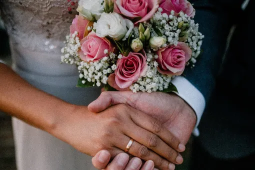 Невеста и жених в шоке: чиновница громко запела в момент регистрации брака