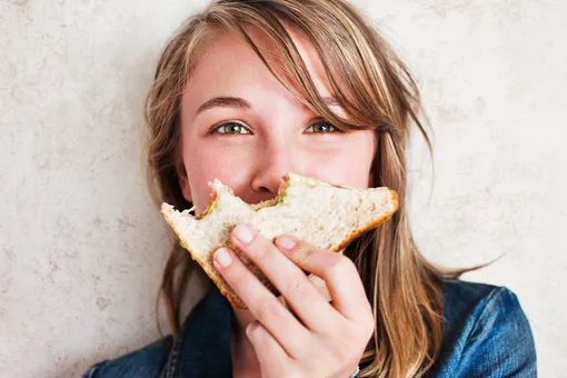 Снижение веса — как похудеть, девушка ест хлеб