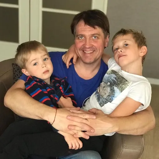 Денис Матросов с сыновьями