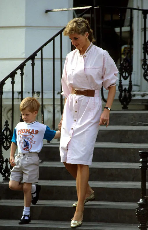 Принц Гарри покидает детский сад со своей матерью Дианой, принцессой Уэльской, в июне 1989 года