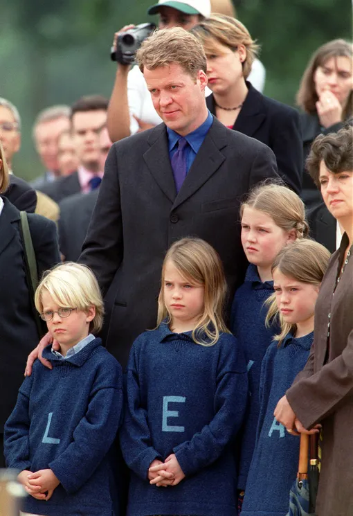 Чарльз Спенсер вместе с детьми в 2000 году
