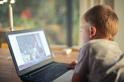 Педофилы, мошенники, кибербуллинг: что угрожает детям в Сети и как их защитить?