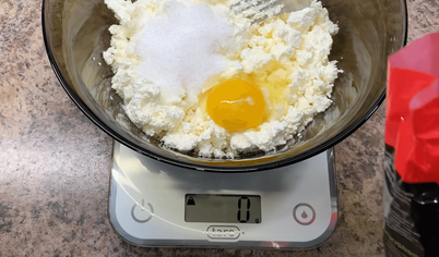 Разбиваем в смесь одно яйцо, добавляем сахар и ещё немного соли. Ещё раз основательно перемешиваем. Добавляем муку и в последний раз перемешиваем.
