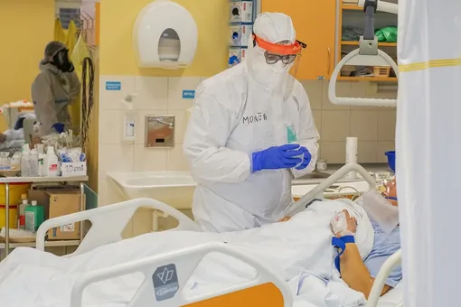 11-летний мальчик и его мама помогли сотням врачей и медсестёр во время пандемии