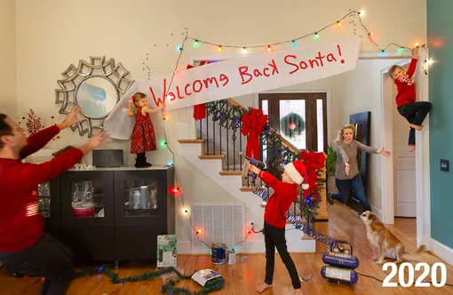 Надпись на плакате: «С возвращением, Санта!»