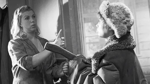 Актрисы Надежда Румянцева и Тамара Носова в сцене из фильма «Девчата», 1961 год
